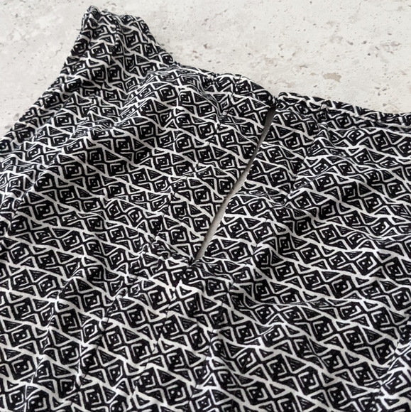 H&M Black and White Patterned Short Sleeveless Summer Dress - size 12 - Picture 3 of 4